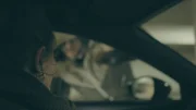 Der Stalker beobachtet sein Opfer Tag und Nacht.
