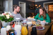 Verunsichert durch Henrys (Maxim Agne) ausweichendes Verhalten, konfrontiert Nadine (Floriane Eichhorn) ihn mit Brittas Verdacht.
