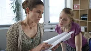 Katja (Ellenie Salvo Gonzalez, l.) entdeckt in Tinas (Rebecca Rudolph) Beisein, dass Schoeners neuer Firmenwagen mehr Ausstattung hat, als eigentlich in der Firma üblich ist.