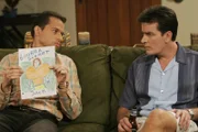 Völlig entsetzt zeigt Alan (Jon Cryer, l.) seinem Bruder Charlie (Charlie Sheen, r.) warum Jake von der Schule suspendiert wurde ...