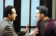 Monks Vater kündigt seinen Besuch an und versetzt damit Monk (Tony Shalhoub, l.) und seinen ebenfalls von Neurosen geplagten Bruder Ambrose (John Turturro) in helle Aufregung.