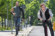 ARD/HEITER BIS TÖDLICH - AKTE EX II. Staffel (8 neue Folgen), Folge 9 "Treu bis ins Grab". Verfolgungsjagd: Lukas Hundt rennt dem Dealer Boris Franschick hinterher.