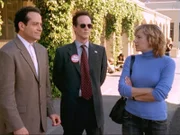 Natalie (Traylor Howard, re.) kandidiert für den Schulrat in ihrem Bezirk und gerät dadurch ins Visier eines Heckenschützen. Lt. Randall Disher (Jason Gray-Stanford, Mi.) wurde ihr als Bodyguard zur Seite gestellt. Er folgt Natalie und Monk (Tony Shalhoub) auf Schritt und Tritt.