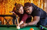 Linda Selb (Luise Wolfram) ist an Weihnachten für Befragungen in der Seemannsmission und spielt Billard mit dem Matrosen Jay (Miquel Francisco Bata).