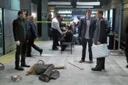 "CSI NY", "Abgezockt." Auf einem U-Bahnsteig wird allem Anschein nach ein alter Mann erschossen. Doch das CSI-Team findet rasch heraus, dass der alte Mann in Wahrheit eine verkleidete junge Frau war und die Tatwaffe zudem keine konventionelle Schusswaffe gewesen sein kann. Währenddessen ermutigt Mac Jo dazu, ihrer Adoptivtochter Ellie endlich die Wahrheit über ihre leibliche Mutter zu erzählen. Im Bild (v.li.): Hill Harper (Dr. Sheldon Hawkes), Eddie Cahill (Det. Don Flack), Gary Sinise (Det. Mac Taylor).