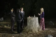 Auf der Suche nach dem 16-jährigen Cody Elkins machen Kendall Cho (Tim Kang, l.), Teresa Lisbon (Robin Tunney, 2.v.l.) und Patrick Jane (Simon Baker, 2.v.r.) Bekanntschaft mit Tamzin Dove (Azura Skye, r.), einer jungen Frau, die sich selbst als Hexe bezeichnet ...