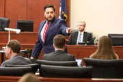 Staatsanwalt Kyle Burns zeigt auf Shayna Hubers, während er die Eröffnungsplädoyers während ihres Prozesses im Gerichtsgebäude von Campbell County.