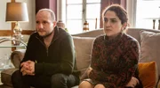 Sohn Marco Wilkens (Robert Höller) und seine Frau Nahid (Rana Farahani) werden im Haus des ermordeten Kapitäns befragt: