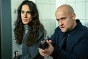 Mavi (Aybi Era) und Robert (Jürgen Vogel) haben den Täter in die Ecke gedrängt. Jetzt ist äußerste Vorsicht geboten.