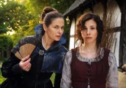 Die Stiefmutter Barbara (Barbara Auer, l) hält Aschenputtel (Aylin Tezel) mal wieder eine Standpauke.