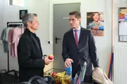 Ringo (Timothy Boldt, r.) überrascht Benedikt (Jens Hajek), als er dauerhaft ein Büro von ihm anmieten will.