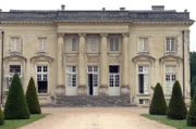 Stumme Zeugen des Zweiten Weltkriegs: Auf dem beschaulichen Gelände von Schloss Pignerolle erwartet Spaziergänger eine Überraschung ...