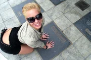 Erotikstar Stella ist hoch motiviert und so macht sie sich mit der Hoffnung auf ein Fotoshooting im Gepäck auf ins Land der unbegrenzten Möglichkeiten. Ihr Ziel: Los Angeles. Ganz nach dem Motto: „Fragen kostet nichts“, versucht die Blondine ihr Glück in der Stadt der Engel.