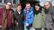 Das Schicksal meinte es nicht gut mit Jörn (li.): Innerhalb kurzer Zeit ist die ganze Familie des 35-Jährigen verstorben. Zum Glück kann Jörn auf seine Freunde zählen: Irmtraud (62, 2.v.li.), Andreas (44, re.) und Stefanie (28, 2.v.re.) helfen dem Medizinstudenten, gemeinsam mit RTL II-Trödelprofi Otto Schulte (Mitte) das vollgestellte Elternhaus zu entrümpeln.