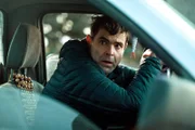 Gregor (Andreas Döhler) konnte der Polizei bisher entwischen, jetzt auf der Flucht, gerät sein Plan ins Wanken. Was ist sein nächster Schritt?