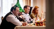 V. li. n. re.: Mario (Charly Hübner), Karl-Eduard (Wolf-Dietrich Sprenger), Thorsten (Devid Striesow) und Dorothee (Andrea Sawatzki) haben sich die Familienzusammenkunft besinnlicher vorgestellt.