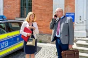 Nachdem Marie Hofer (Karin Thaler, l.) Polizeidirektor Achtziger (Alexander Duda, r.) vom Wasserschaden in der Musikakademie berichtet hat, versucht dieser, auf die Schnelle einen Dachdecker zu finden.