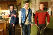 "The Middle", "Die Klassenfahrt." Brick freut sich sehr auf seine Klassenfahrt nach Chicago. Frankie macht sich hingegen große Sorgen und versucht sich ins Begleit-Team zu schmuggeln. Am Valentinstag haben Sue und Axls Kumpel Derrin sich über einer Mülltonne geküsst. Doch nun sind beide unsicher, wie es mit ihnen weitergeht. Derrin ergreift die Initiative und hält Händchen mit ihr. Als Axl dies sieht, ist er schockiert. Im Bild (v.li.): Charlie McDermott (Axl Heck), Beau Wirick (Sean), John Gammon (Darrin).