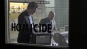 Zwei Detektive gehen die Akten durch