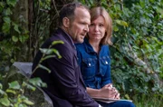 Markus (Timo Ben Schöfer, l.) tröstet Katja (Isabell Stern, r.) mit schlechtem Gewissen, als die sich um Werner sorgt.