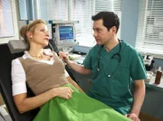 Christina Lenz (Nina Gnädig) ist während der Operation ihres Vaters zusammengebrochen. Die junge Frau ist völlig entkräftet. Dr. Philipp Brentano (Thomas Koch) weiß, dass Christina Stress auf allen Ebenen hat und rät ihr, dringend professionelle Hilfe in Anspruch zu nehmen.
