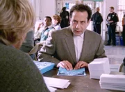 Monk (Tony Shalhoub) ist mehr oder weniger unfreiwillig zum Wahlkampfhelfer von Natalie bei einer Schulratswahl geworden. Doch das erweist sich schwieriger als gedacht. Seine Phobien machen ihn nicht gerade effizient. Jedes nicht 100prozentig gefaltetes Blatt wandert sofort in den Papierkorb.