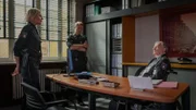 Melanie (Sanna Englund), Mattes (Matthias Schloo, M.) und Haller (Hannes Hellmann, r.) besprechen sich: Ein Fall von Swatting hält das PK in Atem.