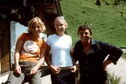 "Soko Kitzbühel", "Tödliches Dreieck." Seilbahn-Surfen nennen die Extremsportler Harald Moeller und Julian Schweiger - auf der Suche nach dem "ultimativen Kick" - eine waghalsige Aktion: An einem speziell angefertigten Gurt hängend, zischen sie von Stütze zu Stütze und in großer Höhe talwärts. Sandra Perlinger, Julians Freundin, die mit Moeller ein Verhältnis hatte stürzt in die Tiefe und ist auf der Stelle tot. Für Karin und Andreas stellt sich die Frage: War es ein Unfall oder Mord? Der Schlüssel zur Klärung des Falles liegt aber offenbar in der Vergangenheit Moellers. Der Gesellschafts-Klatschjournalist und Schriftsteller Alexander Eisfeld jedenfalls scheint einen "dunklen Punkt" in Moellers Vergangenheit zu kennen. Veronika Moeller, die Frau und Managerin des Extremsportlers, der demnächst eine eigene TV-Show moderieren soll, kämpft gegen mögliche "Enthüllungen" an, obwohl sie sich in der Rolle einer betrogenen Ehefrau sieht. Als Hannes eine weitere Leiche findet, verlässt er sich einmal mehr nicht nur auf seinen kriminalistischen Instinkt, sondern auch auf seinen ausgeprägten Geruchssinn. Im Bild (v.li.): Kristina Sprenger (Karin Kofler), Vera Böhnisch (Sandra Perlinger), Hans Sigl (Andreas Blitz).