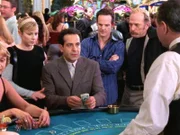 Monk (Tony Shalboub, 2.v.li.) ist auf Bitten von Captain Stottlemeyer (Ted Levine, 2.v.re.) nach Las Vegas gekommen, um ihm bei einem Mordfall zu helfen. Nachdem Lt. Disher (Jason Gray-Stanford, 3.v.re.) jedoch 35.000 Dollar im Casino verloren hat, versucht Monk am Spieltisch Dishers Verlust wieder einzuspielen. Und das gegen den ausdrücklichen Rat von Natalie (Traylor Howard).