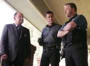 Zwei Frauen wurden ermordet. Capt. Brass (Paul Guilfoyle, li.), Nick Stokes (George Eads, Mi.) und Gil Grissom (William Petersen) beginnen mit den Ermittlungen.