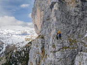 Simon Messner & Alessandro Beltrami an der Corna Rossa während ServusTV's Bergwelten "Brenta Dolomiten" im März 2023 in Madonna di Campiglio