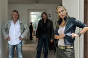 "Soko Donau", "Die Täuschung." Beim Aufbau einer großen Ausstellung wird ein Toter in einer Verpackungskiste gefunden - es ist der Künstler, Leo Markowsky, selbst. Der Tatort war das Atelier. Die Tierärztin der benachbarten Pferdestallungen will einen lautstarken Streit gehört haben. Max Loibl, der Galerist, Gio di Marco, der Assistent und die Witwe des Künstlers geben zu, eine Auseinandersetzung mit dem Künstler gehabt zu haben. Doch keiner will mit dem Tod Markowskys was zu tun haben. Im Bild (v.li.): Gregor Seberg (Helmuth Nowak), Stefan Jürgens (Carl Ribarski), Lilian Klebow (Penny Lanz).