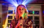 Karaoke-Performance an Heiligabend: Fabienne Wilkens (Pia Barucki).
