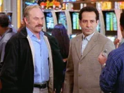 Monk (Tony Shalboub, r.) und Captain Stottlemeyer (Ted Levine) sind in Las Vegas einem als Unfall geschickt getarnten Mord auf der Spur.