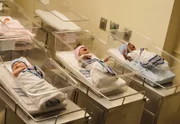 Als bei der Geburt eines der Drillinge von Rebecca und Jack nicht überlebt, beschließen sie, ein anderes Baby zu adoptieren ...