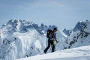 Slackliner von Slackline Trentino beim Aufstieg zum Highline Dreh während ServusTV's Bergwelten "Brenta Dolomiten" im April 2023 in Madonna di Campiglio
