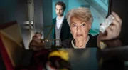 Elisabeth (Nicole Heesters) sucht das Lösegeld zusammen.
