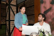 Emily (Anne Menden) und Tobias (Jan Kittmann) bemühen sich um Professionalität.