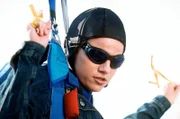 Kommissarin Kofler (Kristina Sprenger) bei einem spektakulären Fallschirmstunt