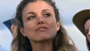 Tess McLeod (Bridie Carter) befreit ein Mädchen aus den Händen von Rabauken.