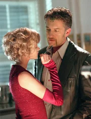 Die Schokoladenfabrikantin Ruth Hofmann (Marie Hörbiger) verführt Ritter (Dominic Raacke).