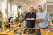 Der mit mehreren Michelin-Sternen ausgezeichnete Thomas Martin (rechts) aus Hamburg hat für Björn Freitag Blumenkohl auf zweierlei Art mit Estragon-Hollandaise zubereitet.