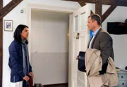 Torben (Joachim Kretzer, r.) fällt aus allen Wolken, als plötzlich sein indischer Patensohn Rajan (Daniel Popat, l.) vor ihm steht.