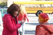 Frankie (Patricia Heaton, l.) macht sich furchtbare Sorgen, dass Brick (Atticus Shaffer, r.) auf der Klassenfahrt nach Chicago etwas passieren könnte. Unterdessen will Sue in Erfahrung bringen, ob nach dem Kuss am Valentinstag mehr zwischen ihr und Darrin ist ...