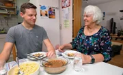 Samuel und Oma Inge am Esstisch.