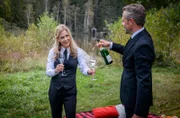 Erik (Sven Waasner, r.) und Yvonne (Tanja Lanäus, l.) verstehen, dass sie hergelockt wurden.