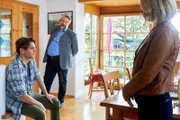 Markus Brunnlechner (Justin Mühlenhardt, l.) ist fassungslos: Gestern Abend hat er noch gemeinsam mit seiner Lebensgefährtin Conny beim Hungerbaumfest gefeiert - heute ist sie tot. Für die Kommissare Stadler (Dieter Fischer, M.) und Winter (Vanessa Eckart, r.) zählt er zum Kreis der Verdächtigen.