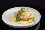 Blumenkohl auf zweierlei Art mit Estragon-Hollandaise und Curry-Panko-Crunch von Thomas Martin.