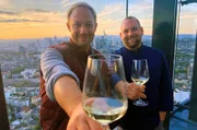 hr-Moderator Tobias Kämmerer mit Carsten Warnke (re.) auf Henningerturm.