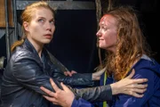 Emma (Lucy Gartner, r.) wird angekettet in einem Bootshaus gefunden. Zeiler (Nora Waldstätten, l.) kann sie gerade noch befreien.